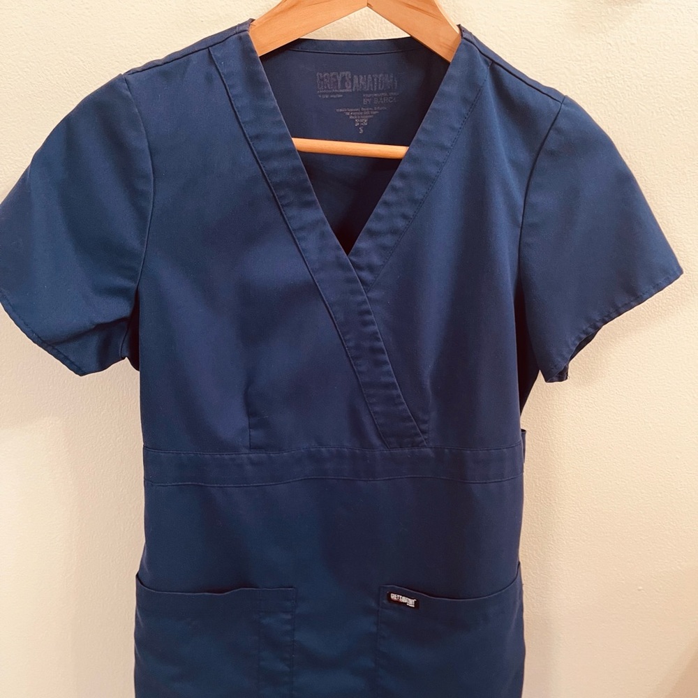 Grey’s Anatomy navy blue scrub top 💙